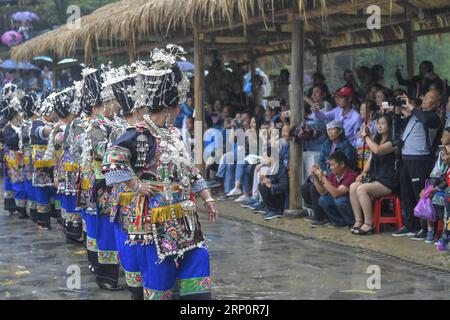 (180523) -- JISHOU, 23. Mai 2018 -- Menschen aus der ethnischen Gruppe der Miao feiern das Siyueba Festival, oder den achten Tag des vierten Monats im Miao Kalender, im Dorf Jiating der Stadt Aizhai in der Stadt Jishou, Provinz Hunan in Zentralchina, 22. Mai 2018. )(ly) CHINA-HUNAN-MIAO ETHNIC GROUP-CELEBRATION (CN) ZhangxXiaoyu PUBLICATIONxNOTxINxCHN Stockfoto