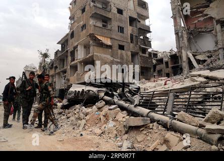 (180522) -- DAMASKUS, 22. Mai 2018 -- syrische Soldaten werden am 22. Mai 2018 im weitgehend zerstörten Hajar al-Aswad-Bezirk südlich von Damaskus, Syrien, gesehen. einen Tag später wurde es für frei von den IS-Militanten erklärt. Zum ersten Mal seit sieben Jahren wurde die syrische Hauptstadt Damaskus am Montag nach der Niederlage des Islamischen Staates (IS) in ihren letzten Festungen südlich der Hauptstadt für sicher und leer erklärt, wo keine Rebellenpräsenz stattfand. eine Leistung, die das letzte Kapitel des Krieges in der syrischen Hauptstadt abschloss. (LRZ) SYRIEN-DAMASKUS-DESTRUCTION-IS-STRONGHOLDS AMMARXSAFARJALANI PUBLICATIO Stockfoto
