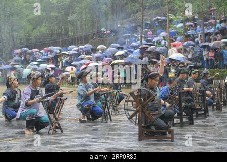 (180523) -- JISHOU, 23. Mai 2018 -- Menschen aus der ethnischen Gruppe der Miao feiern das traditionelle Festival Siyueba, oder den achten Tag des vierten Monats im Miao-Kalender, im Dorf Jiating der Stadt Aizhai in der Stadt Jishou, Provinz Hunan in Zentralchina, 22. Mai 2018. )(ly) CHINA-HUNAN-MIAO ETHNIC GROUP-CELEBRATION (CN) ZhangxXiaoyu PUBLICATIONxNOTxINxCHN Stockfoto