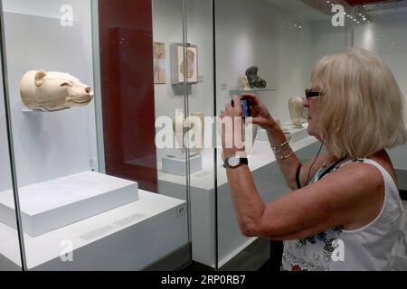 (180523) -- KRETA, 23. Mai 2018 -- Ein Tourist fotografiert eine Ausstellung im Archäologischen Museum Heraklion in Kreta, Griechenland, 22. Mai 2018. Das Museum, das sich im Zentrum von Heraklion befindet, ist das beste Museum der Welt für minoische Kunst und beherbergt die größte Sammlung von Artefakten der minoischen Zivilisation, die vor 4.000 Jahren auf Kreta blühte. ) GRIECHENLAND-KRETA-HERAKLION MUSEUM StefanosxRapanis PUBLICATIONxNOTxINxCHN Stockfoto