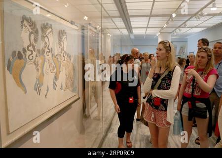 (180523) -- KRETA, 23. Mai 2018 -- Touristen bewundern eine Ausstellung im Archäologischen Museum Heraklion in Kreta, Griechenland, 22. Mai 2018. Das Museum, das sich im Zentrum von Heraklion befindet, ist das beste Museum der Welt für minoische Kunst und beherbergt die größte Sammlung von Artefakten der minoischen Zivilisation, die vor 4.000 Jahren auf Kreta blühte. ) GRIECHENLAND-KRETA-HERAKLION MUSEUM StefanosxRapanis PUBLICATIONxNOTxINxCHN Stockfoto