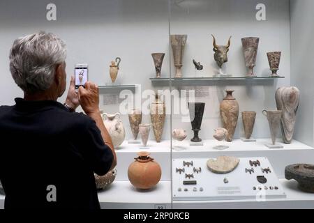 (180523) -- KRETA, 23. Mai 2018 -- Ein Tourist fotografiert eine Ausstellung im Archäologischen Museum Heraklion in Kreta, Griechenland, 22. Mai 2018. Das Museum, das sich im Zentrum von Heraklion befindet, ist das beste Museum der Welt für minoische Kunst und beherbergt die größte Sammlung von Artefakten der minoischen Zivilisation, die vor 4.000 Jahren auf Kreta blühte. ) GRIECHENLAND-KRETA-HERAKLION MUSEUM StefanosxRapanis PUBLICATIONxNOTxINxCHN Stockfoto