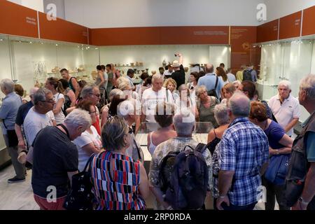(180523) -- KRETA, 23. Mai 2018 -- Touristen besuchen das Archäologische Museum Heraklion in Kreta, Griechenland, 22. Mai 2018. Das Museum, das sich im Zentrum von Heraklion befindet, ist das beste Museum der Welt für minoische Kunst und beherbergt die größte Sammlung von Artefakten der minoischen Zivilisation, die vor 4.000 Jahren auf Kreta blühte. ) GRIECHENLAND-KRETA-HERAKLION MUSEUM StefanosxRapanis PUBLICATIONxNOTxINxCHN Stockfoto