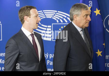 (180522) -- BRÜSSEL, 22. Mai 2018 () -- der Gründer und CEO von Facebook Mark Zuckerberg (L) und der Präsident des Europäischen Parlaments Antonio Tajani sind vor einem Treffen im Europäischen Parlament am 22. Mai 2018 in Brüssel, Belgien, zu sehen. Zuckerberg erschien am Dienstag hier vor den Vertretern des Europäischen Parlaments, um Fragen zu Datenschutzverletzungen und zur Nutzung personenbezogener Daten durch Facebook im Allgemeinen zu beantworten. () BELGIEN-BRÜSSEL-EU-PARLAMENT-FACEBOOK-ZUCKERBERG XINHUA PUBLICATIONXNOTXINXCHN Stockfoto