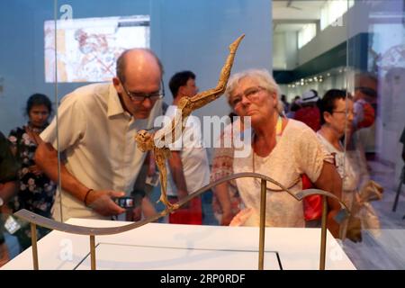 (180523) -- KRETA, 23. Mai 2018 -- Touristen bewundern eine Ausstellung im Archäologischen Museum Heraklion in Kreta, Griechenland, 22. Mai 2018. Das Museum, das sich im Zentrum von Heraklion befindet, ist das beste Museum der Welt für minoische Kunst und beherbergt die größte Sammlung von Artefakten der minoischen Zivilisation, die vor 4.000 Jahren auf Kreta blühte. ) GRIECHENLAND-KRETA-HERAKLION MUSEUM StefanosxRapanis PUBLICATIONxNOTxINxCHN Stockfoto