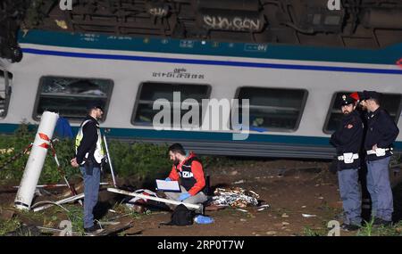 (180524) - ROM, 24. Mai 2018 () -- Rettungskräfte arbeiten an dem Ort, an dem ein Regionalzug am 24. Mai 2018 auf einer Eisenbahnstrecke zwischen Turin und Ivrea in Italien in einen schweren Lastwagen stürzte. Mindestens zwei Menschen starben und achtzehn wurden bei einem Zugunglück im Nordwesten des Piemont in Italien verletzt, sagten die Notstandsbehörden des Landes am Donnerstag. () (lrz) ITALIEN-ZUG-ZWISCHENFALL Xinhua PUBLICATIONxNOTxINxCHN Stockfoto