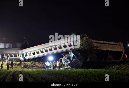 (180524) - ROM, 24. Mai 2018 () -- Rettungskräfte arbeiten an dem Ort, an dem ein Regionalzug am 24. Mai 2018 auf einer Eisenbahnstrecke zwischen Turin und Ivrea in Italien in einen schweren Lastwagen stürzte. Mindestens zwei Menschen starben und achtzehn wurden bei einem Zugunglück im Nordwesten des Piemont in Italien verletzt, sagten die Notstandsbehörden des Landes am Donnerstag. () (lrz) ITALIEN-ZUGUNFALL Xinhua PUBLICATIONxNOTxINxCHN Stockfoto