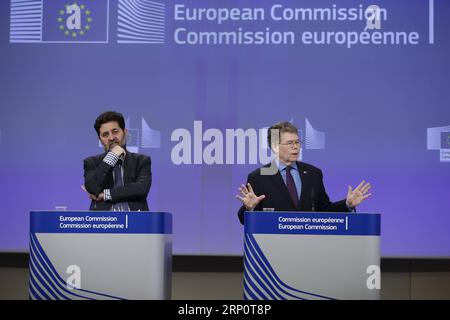 (180524) -- PEKING, 24. Mai 2018 -- Ignacio Garcia Bercero (L), Chefunterhändler der EU-TTIP, und sein US-amerikanischer Amtskollege Dan Mullaney nehmen an einer Pressekonferenz nach der 12. Verhandlungsrunde für die Transatlantische Handels- und Investitionspartnerschaft (TTIP) im Hauptsitz der Europäischen Kommission in Brüssel, Belgien, am 26. Februar 2016 Teil. ) (nxl) Xinhua Schlagzeilen: Deadline für US-EU-Showdown im Zollkampf YexPingfan PUBLICATIONxNOTxINxCHN Stockfoto