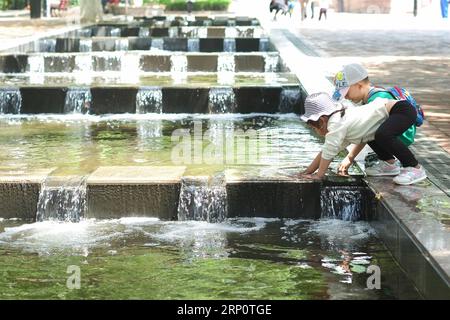 (180525) -- QINGDAO, 25. Mai 2018 -- Kinder haben Spaß im Laoshe Park in Qingdao, ostchinesische Provinz Shandong, 23. Mai 2018. In der Küstenstadt findet im Juni der 18. Gipfel der Shanghai Cooperation Organization (SCO) statt. ) (Zwx) CHINA-QINGDAO-SCO GIPFELVERANSTALTER STADT (CN) ZhangxCheng PUBLICATIONxNOTxINxCHN Stockfoto