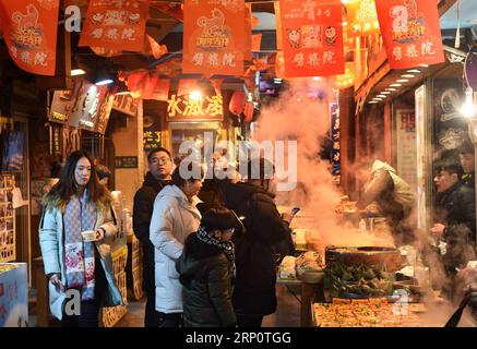 (180525) -- QINGDAO, 25. Mai 2018 -- Menschen schmecken Snacks in Qingdao, Ostchinas Provinz Shandong, 17. Februar 2018. In der Küstenstadt findet im Juni der 18. Gipfel der Shanghai Cooperation Organization (SCO) statt. ) (Zwx) CHINA-QINGDAO-SCO GIPFELVERANSTALTER STADT (CN) LixZiheng PUBLICATIONxNOTxINxCHN Stockfoto