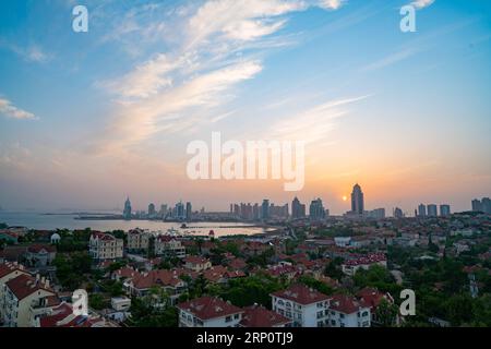 (180525) -- QINGDAO, 25. Mai 2018 -- Foto vom 23. Mai 2018 zeigt eine Ansicht von Qingdao, der ostchinesischen Provinz Shandong. In der Küstenstadt findet im Juni der 18. Gipfel der Shanghai Cooperation Organization (SCO) statt. ) (Zwx) CHINA-QINGDAO-SCO GIPFELVERANSTALTER STADT (CN) ZhangxCheng PUBLICATIONxNOTxINxCHN Stockfoto