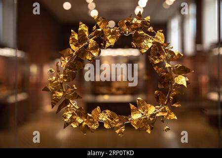 (180525) -- ATHEN, 25. Mai 2018 -- das Bild vom 23. Mai 2018 zeigt eine Blattgoldkrone, die im Archäologischen Nationalmuseum in Athen ausgestellt ist. Das im Zentrum Athens gelegene Archäologische Nationalmuseum beherbergt mehr als 20.000 Exponate, darunter die weltweit beste Sammlung griechischer Antiquitäten. ) GRIECHENLAND-ATHEN-NATIONALES ARCHÄOLOGISCHES MUSEUM LefterisxPartsalis PUBLICATIONxNOTxINxCHN Stockfoto