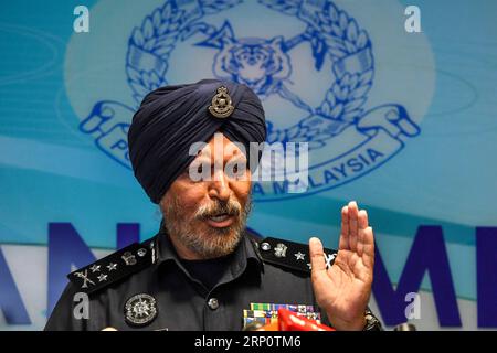 (180525) -- KUALA LUMPUR, 25. Mai 2018 -- Amar Singh, Direktor der Polizeiabteilung für die Untersuchung von Handelsverbrechen, spricht auf einer Pressekonferenz in Kuala Lumpur, Malaysia, am 25. Mai 2018. Die malaysische Polizei sagte am Freitag, dass das Bargeld in verschiedenen Währungen, das von Wohnungen beschlagnahmt wurde, die mit dem ehemaligen Premierminister Najib Razak in Verbindung standen, 114 Millionen Ringgit (28,6 Millionen US-Dollar) erreichte, da die Untersuchung über den staatlichen Fonds 1MDB weiter zunahm. ) (yk) MALAYSIA-KUALA LUMPUR-1MDB-UNTERSUCHUNG ChongxVoonxChung PUBLICATIONxNOTxINxCHN Stockfoto