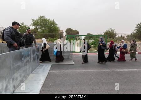 (180525) -- BETHLEHEM, 25. Mai 2018 -- palästinensische Frauen überqueren einen israelischen Kontrollpunkt, während sie sich auf den Weg machen, um am zweiten Freitagsgebet des heiligen Monats Ramadan in der al-Aqsa-Moschee in Jerusalem in der Westbank-Stadt Bethlehem am 25. Mai 2018 teilzunehmen. Luay Sa baba) (zjl) MIDEAST-BETHLEHEM-FRIDAY-PRAYERS LuayxSababa PUBLICATIONxNOTxINxCHN Stockfoto