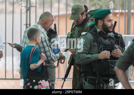 (180525) -- BETHLEHEM, 25. Mai 2018 -- ein Palästinenser zeigt seinen Ausweis einem israelischen Sicherheitsbeamten an einem israelischen Kontrollpunkt, während er am 25. Mai 2018 zum zweiten Freitagsgebet des heiligen Monats Ramadan in der al-Aqsa-Moschee in Jerusalem in der Westbank-Stadt Bethlehem kommt. (Zjl) MIDEAST-BETHLEHEM-FRIDAY-PRAYERS LuayxSababa PUBLICATIONxNOTxINxCHN Stockfoto