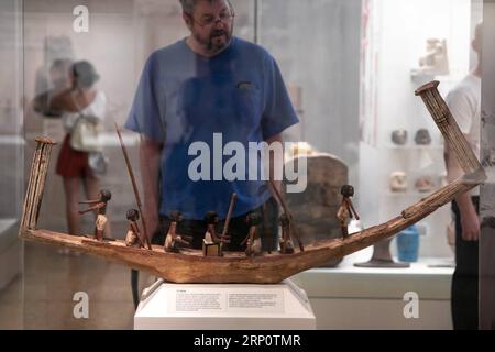 (180525) -- ATHEN, 25. Mai 2018 -- das am 23. Mai 2018 aufgenommene Bild zeigt das Detail eines hölzernen Bestattungsmodells eines Schiffes, das im Archäologischen Nationalmuseum in Athen, Griechenland, ausgestellt ist. Das im Zentrum Athens gelegene Archäologische Nationalmuseum beherbergt mehr als 20.000 Exponate, darunter die weltweit beste Sammlung griechischer Antiquitäten. ) GRIECHENLAND-ATHEN-NATIONALES ARCHÄOLOGISCHES MUSEUM LefterisxPartsalis PUBLICATIONxNOTxINxCHN Stockfoto