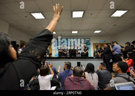 (180525) -- KUALA LUMPUR, 25. Mai 2018 -- Amar Singh, Direktor der Polizeiabteilung für die Untersuchung von Handelsverbrechen, nimmt an einer Pressekonferenz in Kuala Lumpur, Malaysia, am 25. Mai 2018 Teil. Die malaysische Polizei sagte am Freitag, dass das Bargeld in verschiedenen Währungen, das von Wohnungen beschlagnahmt wurde, die mit dem ehemaligen Premierminister Najib Razak in Verbindung standen, 114 Millionen Ringgit (28,6 Millionen US-Dollar) erreichte, da die Untersuchung über den staatlichen Fonds 1MDB weiter zunahm. ) (yk) MALAYSIA-KUALA LUMPUR-1MDB-UNTERSUCHUNG ChongxVoonxChung PUBLICATIONxNOTxINxCHN Stockfoto