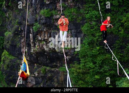 Bilder des Tages (180525) -- ZHANGJIAJIE, 25. Mai 2018 -- Musiker treten während eines Himmelskonzerts im Tianmenshan Scenic Spot von Zhangjiajie, der zentralchinesischen Provinz Hunan, am 25. Mai 2018 auf. )(mcg) CHINA-HUNAN-ZHANGJIAJIE-SKY KONZERT (CN) ZhouxGuoqiang PUBLICATIONxNOTxINxCHN Stockfoto