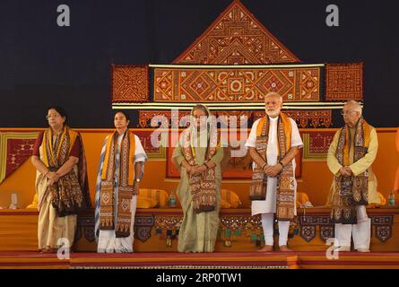 (180525) -- KOLKATA, 25. Mai 2018 -- indischer Premierminister und Visva Bharati-Universitätskanzler Narendra Modi (2. R), bangladeschischer Premierminister Scheich Hasina (C) und die Ministerpräsidentin des westbengalischen Staates Mamata Banerjee (2. L) nehmen an einer Einberufungszeremonie der Visva Bharati-Universität in Santiniketan Teil, etwa 150 km von der Oststadt Kalkutta, Indien, am 25. Mai 2018. ) (Zjl) INDIA-KOLKATA-BANGLADESHI-VISVA BHARATI UNIVERSITY TumpaxMondal PUBLICATIONxNOTxINxCHN Stockfoto