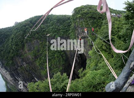 (180525) -- ZHANGJIAJIE, 25. Mai 2018 -- Musiker treten während eines Himmelskonzerts im Tianmenshan Scenic Spot von Zhangjiajie, der zentralchinesischen Provinz Hunan, am 25. Mai 2018 auf. )(mcg) CHINA-HUNAN-ZHANGJIAJIE-SKY KONZERT (CN) ZhouxGuoqiang PUBLICATIONxNOTxINxCHN Stockfoto