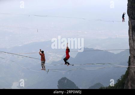 (180525) -- ZHANGJIAJIE, 25. Mai 2018 -- Musiker treten während eines Himmelskonzerts im Tianmenshan Scenic Spot von Zhangjiajie, der zentralchinesischen Provinz Hunan, am 25. Mai 2018 auf. )(mcg) CHINA-HUNAN-ZHANGJIAJIE-SKY KONZERT (CN) ZhouxGuoqiang PUBLICATIONxNOTxINxCHN Stockfoto