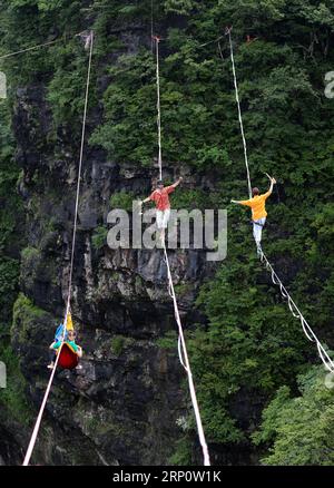 (180525) -- ZHANGJIAJIE, 25. Mai 2018 -- Musiker treten während eines Himmelskonzerts im Tianmenshan Scenic Spot von Zhangjiajie, der zentralchinesischen Provinz Hunan, am 25. Mai 2018 auf. )(mcg) CHINA-HUNAN-ZHANGJIAJIE-SKY KONZERT (CN) ZhouxGuoqiang PUBLICATIONxNOTxINxCHN Stockfoto