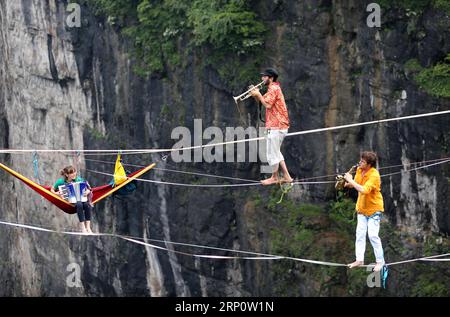 (180525) -- ZHANGJIAJIE, 25. Mai 2018 -- Musiker treten während eines Himmelskonzerts im Tianmenshan Scenic Spot von Zhangjiajie, der zentralchinesischen Provinz Hunan, am 25. Mai 2018 auf. )(mcg) CHINA-HUNAN-ZHANGJIAJIE-SKY KONZERT (CN) ZhouxGuoqiang PUBLICATIONxNOTxINxCHN Stockfoto