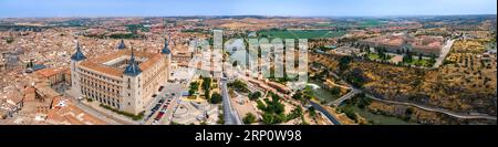 Ein Panoramablick auf Toledo mit der Festung Alcazar und dem Fluss Tejo Stockfoto