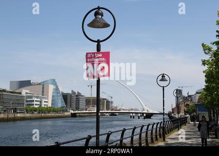 (180526) -- DUBLIN, 26. Mai 2018 -- Eine schwangere Frau kommt an einem Lampenplakat gegen legalisierte Abtreibung entlang des Flusses Liffey in der Innenstadt von Dublin, Irland, am 25. Mai 2018 vorbei. Fast 70 Prozent der Iren stimmten laut einer Austrittsumfrage in einem Referendum am Freitag für die Abschaffung des langfristigen Abtreibungsverbots in Irland. ) (srb) IRLAND-DUBLIN-REFERENDUM ÜBER ABTREIBUNG ZhangxQi PUBLICATIONxNOTxINxCHN Stockfoto