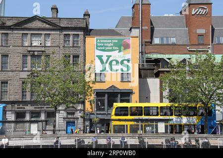 (180526) -- DUBLIN, 26. Mai 2018 -- Ein riesiges Poster für legalisierte Abtreibung ist auf einem Gebäude in der Innenstadt von Dublin, Irland, am 25. Mai 2018 zu sehen. Fast 70 Prozent der Iren stimmten laut einer Austrittsumfrage in einem Referendum am Freitag für die Abschaffung des langfristigen Abtreibungsverbots in Irland. ) (srb) IRLAND-DUBLIN-REFERENDUM ÜBER ABTREIBUNG ZhangxQi PUBLICATIONxNOTxINxCHN Stockfoto