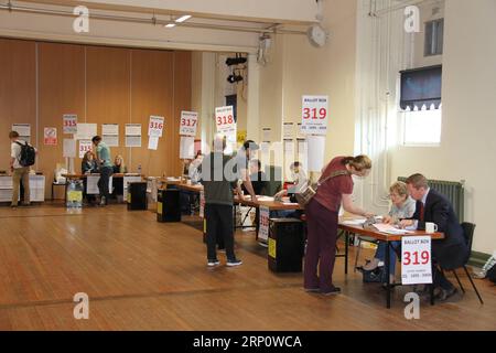 (180526) -- DUBLIN, 26. Mai 2018 -- die Wähler nehmen an der Abstimmung in einem Wahllokal in Dublin, Irland, am 25. Mai 2018 Teil. Fast 70 Prozent der Iren stimmten laut einer Austrittsumfrage in einem Referendum am Freitag für die Abschaffung des langfristigen Abtreibungsverbots in Irland. ) (srb) IRLAND-DUBLIN-REFERENDUM ÜBER ABTREIBUNG ZhangxQi PUBLICATIONxNOTxINxCHN Stockfoto