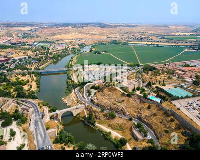 Der Tejo in Toledo mit der Alcantara-Brücke und dem Schloss San Servando am rechten Ufer Stockfoto