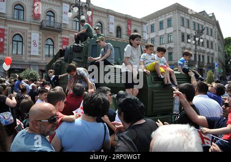 (180526) -- TIFLIS, 26. Mai 2018 -- Georgier besuchen ein Militärfahrzeug während der Zeremonie, um den Unabhängigkeitstag auf dem Freiheitsplatz in Tiflis, der Hauptstadt Georgiens, am 26. Mai 2018 zu feiern. Georgien feierte am Samstag seinen Unabhängigkeitstag und den 100. Jahrestag der Gründung der ersten Demokratischen Republik Georgien im Jahr 1918. GEORGIEN-TIFLIS-UNABHÄNGIGKEITSTAG KulumbegashvilixTamuna PUBLICATIONxNOTxINxCHN Stockfoto