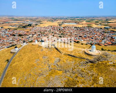 Eine Luftaufnahme der berühmten Windmühlen von La Mancha in Consuegra, Spanien Stockfoto