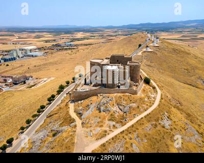 Ein Blick aus der Luft auf das berühmte Schloss Consuegra (Spanisch: Castillo de Consuegra) und die berühmten Windmühlen von La Mancha Stockfoto