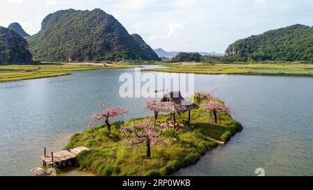 (180527) -- QIUBEI, 27. Mai 2018 -- Foto aufgenommen am 26. Mai 2017 zeigt eine Luftaufnahme des Puzhehei State Sumpfparks im Qiubei County, Südwestchinesische Provinz Yunnan. ) (wyl) CHINA-YUNNAN-PUZHEHEI-FEUCHTGEBIETSLANDSCHAFT(CN) HuxChao PUBLICATIONxNOTxINxCHN Stockfoto