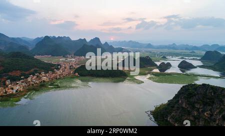 (180527) -- QIUBEI, 27. Mai 2018 -- Foto aufgenommen am 26. Mai 2017 zeigt eine Luftaufnahme des Puzhehei State Sumpfparks im Qiubei County, Südwestchinesische Provinz Yunnan. ) (wyl) CHINA-YUNNAN-PUZHEHEI-FEUCHTGEBIETSLANDSCHAFT(CN) HuxChao PUBLICATIONxNOTxINxCHN Stockfoto