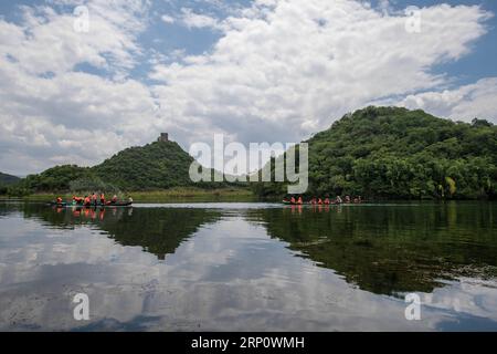 (180527) -- QIUBEI, 27. Mai 2018 -- Touristen haben Spaß im Puzhehei State Sumpfland Park im Qiubei County, südwestchinesische Provinz Yunnan, 26. Mai 2017. ) (wyl) CHINA-YUNNAN-PUZHEHEI-FEUCHTGEBIETSLANDSCHAFT(CN) PuxChao PUBLICATIONxNOTxINxCHN Stockfoto