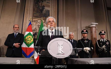 (180527) -- ROM, 27. Mai 2018 -- der italienische Präsident Sergio Mattarella (Front) spricht nach einem Treffen mit dem designierten italienischen Ministerpräsidenten Giuseppe Conte am 27. Mai 2018 in Rom. Conte trat am Sonntag sein Mandat zurück, nachdem der italienische Präsident Sergio Mattarella seine Wahl des euroskeptischen Ökonomen Paolo Savona als Finanzminister aufgehoben hatte. ITALIEN-ROM-PM-DESIGNIERT-AlbertoxLingria PUBLICATIONxNOTxINxCHN Stockfoto