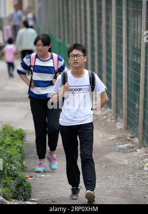 (180529) -- XI AN, 29. Mai 2018 -- Studenten gehen in Richtung Baishuijiang Bahnhof in der nordwestchinesischen Provinz Guansu, 27. Mai 2018. Der Zug Nr. 6063, der 38 Stationen entlang der Strecke von Baoji der Provinz Shaanxi und Guangyuan der Provinz Sichuan verbindet, bedient Tausende von Schülern, die in Bergregionen leben und jede Woche von Schulen nach Hause pendeln müssen. Zur Verbesserung der Leistungen für die Schülerpassagiere wurden Ende 2017 Sonderwagen mit größeren Schreibtischen und einer Bibliothek in Betrieb genommen. Mit dem Beginn des diesjährigen Internationalen Kindertages, über 300 Stockfoto