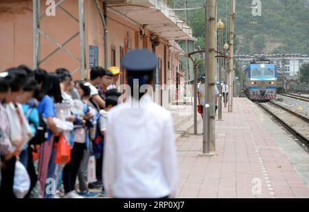 (180529) -- XI AN, 29. Mai 2018 -- Studenten warten auf den Zug am Baishuijiang Bahnhof in der nordwestchinesischen Provinz Guansu, 27. Mai 2018. Der Zug Nr. 6063, der 38 Stationen entlang der Strecke von Baoji der Provinz Shaanxi und Guangyuan der Provinz Sichuan verbindet, bedient Tausende von Schülern, die in Bergregionen leben und jede Woche von Schulen nach Hause pendeln müssen. Zur Verbesserung der Leistungen für die Schülerpassagiere wurden Ende 2017 Sonderwagen mit größeren Schreibtischen und einer Bibliothek in Betrieb genommen. Mit dem diesjährigen Internationalen Kindertag Stockfoto