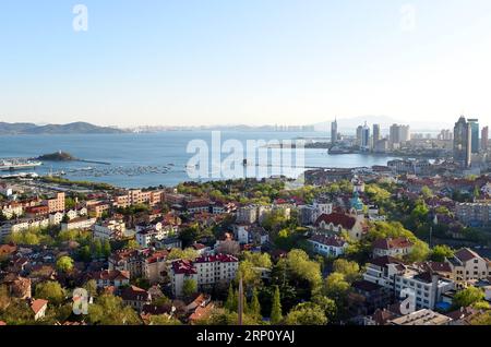 (180530) -- PEKING, 30. Mai 2018 -- Foto aufgenommen am 3. Mai 2018 zeigt die Altstadt von Qingdao in der ostchinesischen Provinz Shandong. Der 18. Gipfel der Shanghai Cooperation Organization (SCO) ist für den 9. Bis 10. Juni in Qingdao, einer Küstenstadt in der ostchinesischen Provinz Shandong, geplant. )(wsw) CHINA-SCO-KURS VON 17 JAHREN (CN) LixZiheng PUBLICATIONxNOTxINxCHN Stockfoto