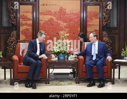 (180530) -- PEKING, 30. Mai 2018 -- der chinesische Vizepräsident Wang Qishan (R) trifft sich mit dem Präsidenten des Internationalen Komitees vom Roten Kreuz (IKRK) Peter Maurer in Peking, der Hauptstadt Chinas, am 30. Mai 2018. ) (LMM) CHINA-BEIJING-WANG QISHAN-IKRK-PETER MAURER-MEETING (CN) ZHANGXLING PUBLICATIONXNOTXINXCHN Stockfoto