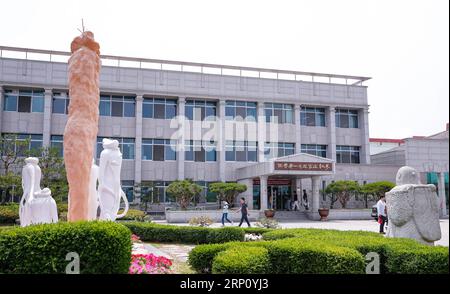 (180530) -- SEOUL, 30. Mai 2018 -- Foto vom 30. Mai 2018 zeigt das Gebäude der Ginseng-Fabrik Cheong-Kwan-Jang im Buyeo County der Provinz South Chungcheong, Südkorea. Nach den neuesten Statistiken des südkoreanischen Ministeriums für Landwirtschaft, Ernährung und ländliche Angelegenheiten erreichte der Ginseng-Exportwert des Landes im Jahr 2017 158,39 Millionen US-Dollar, was einem Wachstum von 18,7 Prozent gegenüber dem Vorjahr entspricht. Der typische Produktionsprozess für weltbekannte koreanische Ginsengs umfasst hauptsächlich Reinigung, Dämpfen, Filtern, Trimmen und Verdichten. ) SÜDKOREA-CHUNGCHEONG-KOREANISCHE GINSENG-PRODUKTION Stockfoto