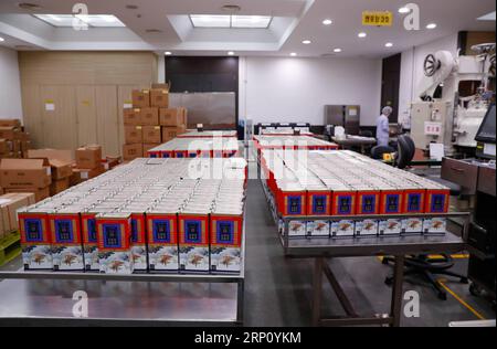 (180530) -- SEOUL, 30. Mai 2018 -- Foto aufgenommen am 30. Mai 2018 zeigt verpackte koreanische Ginseng-Produkte in der Cheong-Kwan-Jang Ginseng-Fabrik im Buyeo County der Provinz South Chungcheong, Südkorea. Nach den neuesten Statistiken des südkoreanischen Ministeriums für Landwirtschaft, Ernährung und ländliche Angelegenheiten erreichte der Ginseng-Exportwert des Landes im Jahr 2017 158,39 Millionen US-Dollar, was einem Wachstum von 18,7 Prozent gegenüber dem Vorjahr entspricht. Der typische Produktionsprozess für weltbekannte koreanische Ginsengs umfasst hauptsächlich Reinigung, Dämpfen, Filtern, Trimmen und Verdichten. ) SÜDKOREA-CHUNGCHEONG-KOREANISCH Stockfoto