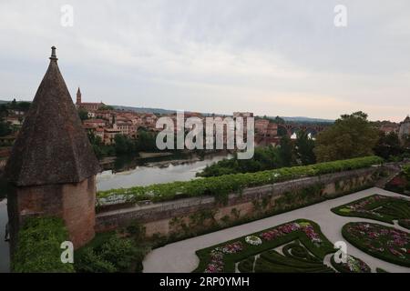 Panoramablick auf Pont Vieux (Alte Brücke), den Berbie Palace Garden und die Altstadt in Albi, Frankreich Stockfoto