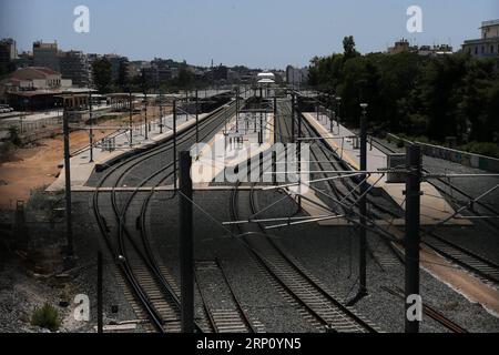 (180530) -- ATHEN, 30. Mai 2018 -- während eines 24-stündigen Generalstreiks im Zentrum Athens, Griechenland, am 30. Mai 2018 wurden leere Eisenbahngleise gesehen. Griechenland wurde am Mittwoch von einem 24-stündigen landesweiten Generalstreik erfasst, der von den Gewerkschaften aus Protest gegen die anhaltende Sparpolitik aufgerufen wurde. ) GRIECHENLAND-ATHEN-GENERALSTREIK MariosxLolos PUBLICATIONxNOTxINxCHN Stockfoto