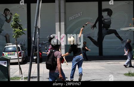 (180530) -- ATHEN, 30. Mai 2018 -- Demonstranten werfen rote Farbe, als sie mit der Polizei während eines 24-stündigen Generalstreiks im Zentrum von Athen, Griechenland, am 30. Mai 2018 zusammenstoßen. Griechenland wurde am Mittwoch von einem 24-stündigen landesweiten Generalstreik erfasst, der von den Gewerkschaften aus Protest gegen die anhaltende Sparpolitik aufgerufen wurde. ) GRIECHENLAND-ATHEN-GENERALSTREIK MariosxLolos PUBLICATIONxNOTxINxCHN Stockfoto