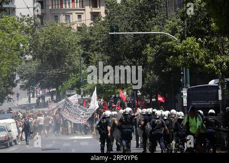 (180530) -- ATHEN, 30. Mai 2018 -- am 30. Mai 2018 nehmen die Menschen an einem marsch während eines 24-stündigen Generalstreiks im Zentrum von Athen Teil. Griechenland wurde am Mittwoch von einem 24-stündigen landesweiten Generalstreik erfasst, der von den Gewerkschaften aus Protest gegen die anhaltende Sparpolitik aufgerufen wurde. ) GRIECHENLAND-ATHEN-GENERALSTREIK MariosxLolos PUBLICATIONxNOTxINxCHN Stockfoto