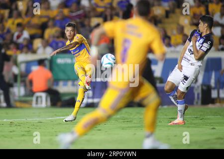 Monterrey, Mexiko. September 2023. September 2023; Monterrey, Nuevo León, Mexiko; Liga MX 2023 Apertura Spiel in der sechsten Runde zwischen UANL Tigres und Querétaro FC in Estádio Universitário. #22 Mittelfeldspieler Tigres, Raymundo Fulgencio Roman schießt und erzielt 1-0 für Tigres. Obligatorisches Guthaben: Toby Tande Credit: Px Images/Alamy Live News Stockfoto